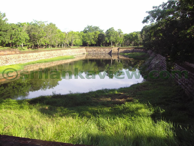 Eth Pokuna during a dry season. Only little water is there.