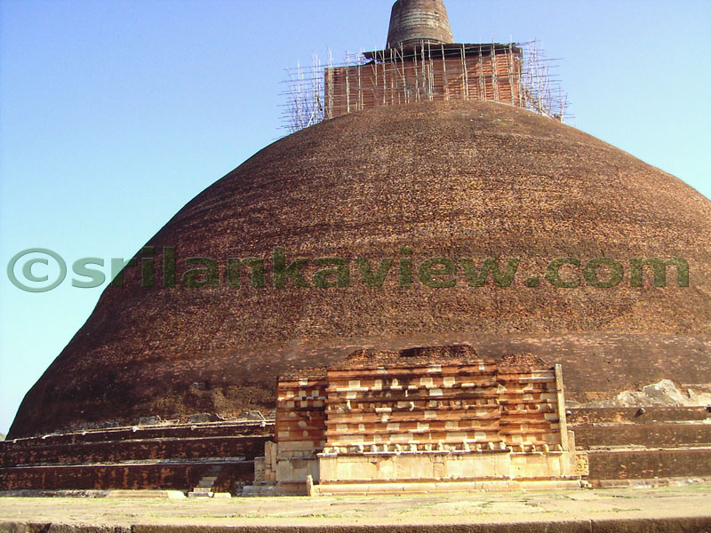 ethavana Stupa has a diameter of 370 feet. One of the Vahalkada is seen here.