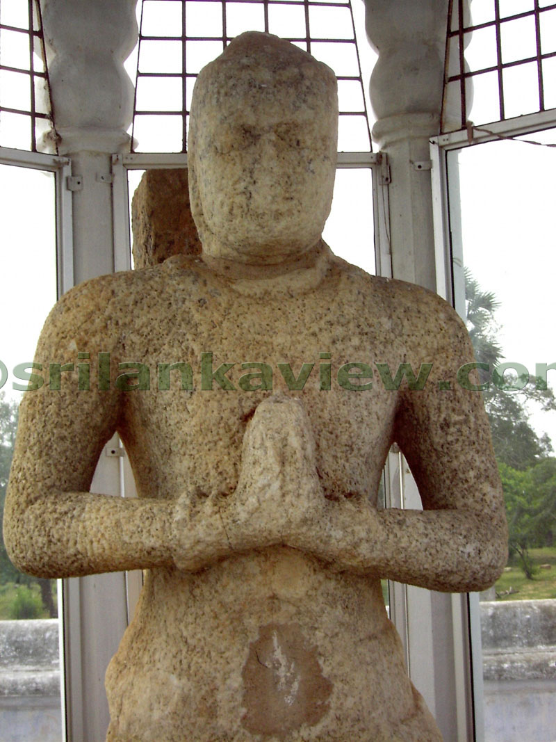 The figure of King Bathika Tissa of the 2nd Century, worshipping the Stupa.Ruwanweli Stupa