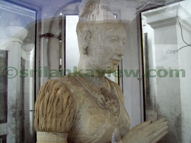 Figure of Vihara Maha Devi [Queen] at Ruwanweli Stupa terrace.