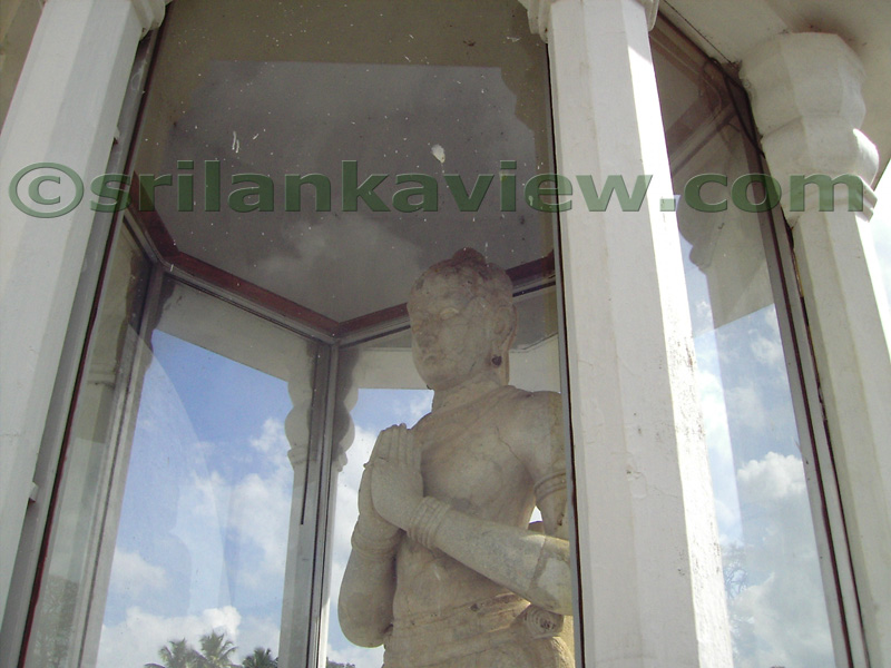 Figure of King Dutugemunu, at Ruwanweli Stupa terrace.