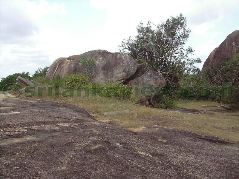 Rock boulders on top of Hattikuchchi rock.