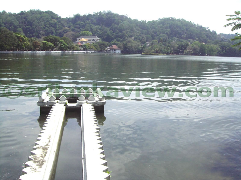 Kandy%20Lake%20Big%20%282%29.jpg