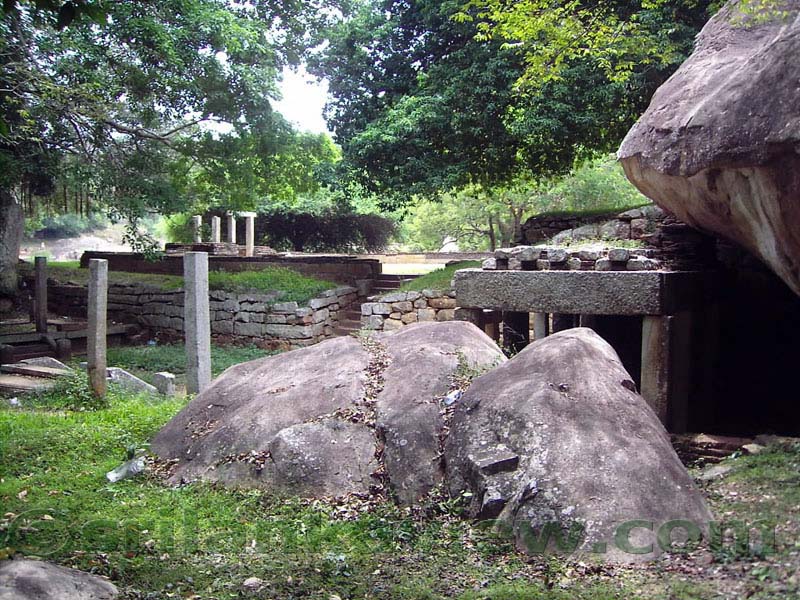 The Stone walled cave at Kalu Diya pokuna