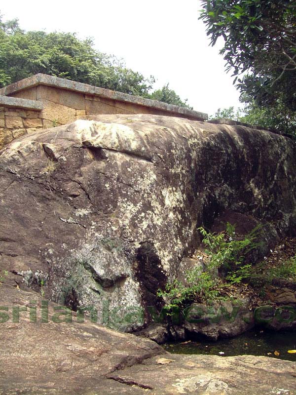 Monastic comples ruins at Kalu Diya pokuna