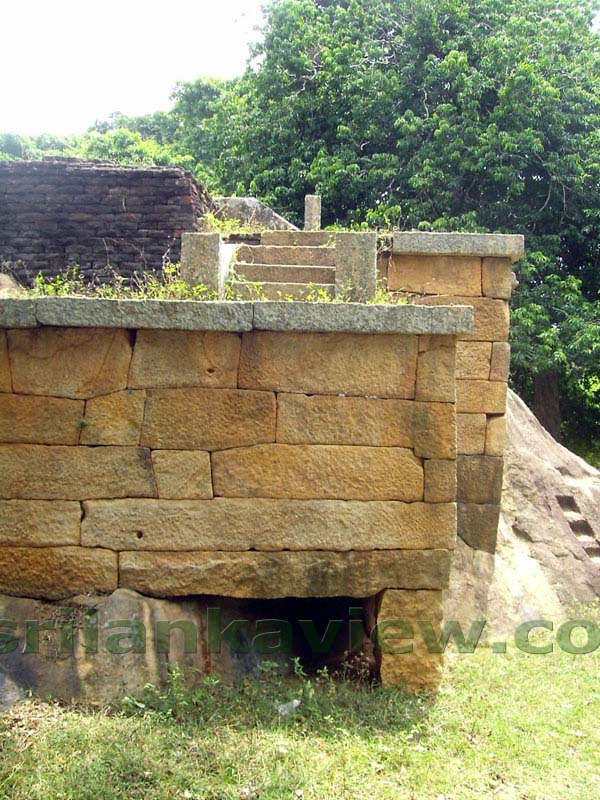 Monastic comples ruins at Kalu Diya pokuna