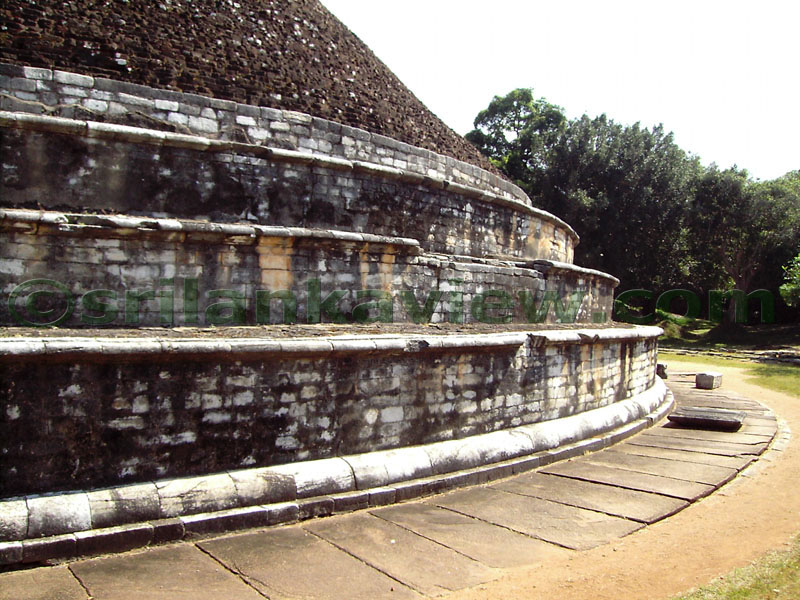 The lower portion of Kantaka Chetiya has three circular berms as seen here, one above the other