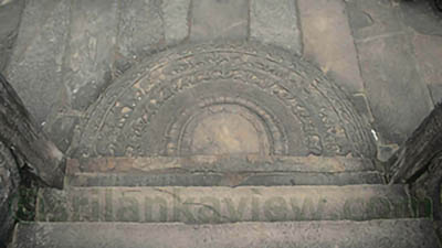  Moonstones are semi-circular stone slabs that represent the transition from the profane world to the sacred. The moonstones at the Polonnaruwa Vatadage feature intricate carvings of animals, plants, and mythological creatures.