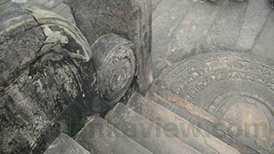 The entrances to the Vatadage are marked by beautifully carved guardstones. These stone slabs depict guardian deities, such as dwarfs, lions, and elephants.