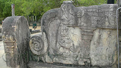The upper platform of the Vatadage is enclosed by stone balustrades. These balustrades are adorned with carvings of lotus flowers, dwarfs, and other decorative patterns. The balustrades not only provide aesthetic appeal but also serve as protective barriers.