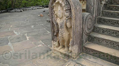 The entrances to the Vatadage are marked by beautifully carved guardstones. These stone slabs depict guardian deities, such as dwarfs, lions, and elephants.