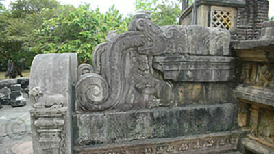 The upper platform of the Vatadage is enclosed by stone balustrades. These balustrades are adorned with carvings of lotus flowers, dwarfs, and other decorative patterns. The balustrades not only provide aesthetic appeal but also serve as protective barriers.