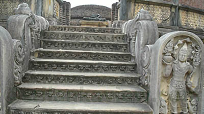 The entrances to the Vatadage are marked by beautifully carved guardstones. These stone slabs depict guardian deities, such as dwarfs, lions, and elephants.