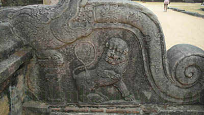 The ground entrance of the Vatadage with stone balustrades. These balustrades are adorned with carvings of lotus flowers, dwarfs, and other decorative patterns. The balustrades not only provide aesthetic appeal but also serve as protective barriers.