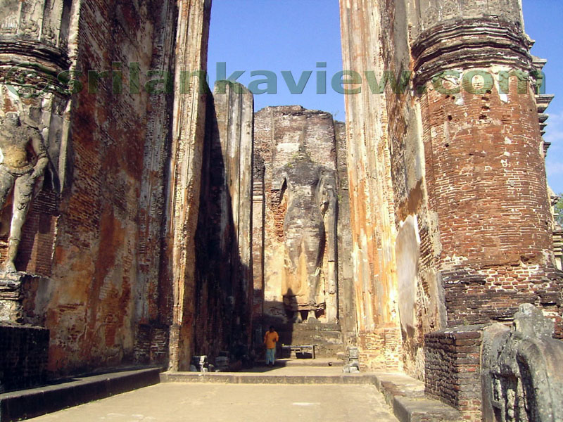 The Lankatilaka Image House is entirely built using clay bricks.
