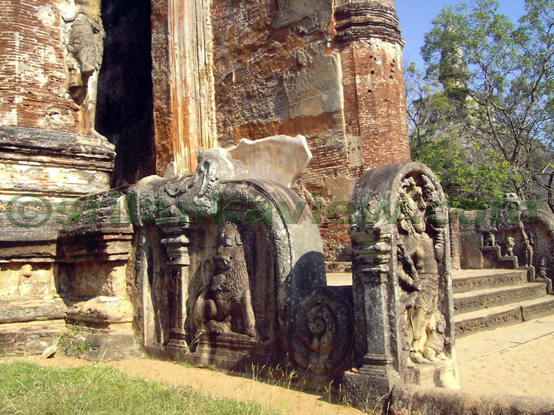 The decorative stone entrance with Guardian figures and balustrades.