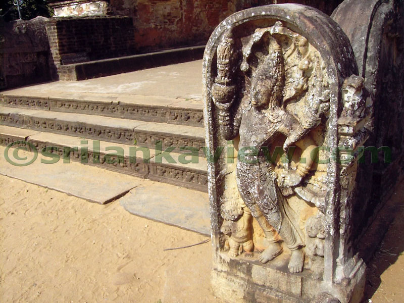 The Naga guardian holding the Vase of Plenty accompanied by two dwarfs.