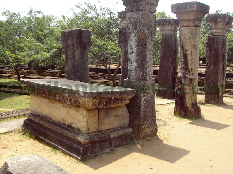 The eight of Inner raw pillars has inscriptions stating the places of the council members.Nissankamalla Council Chamber,Polonnaruwa