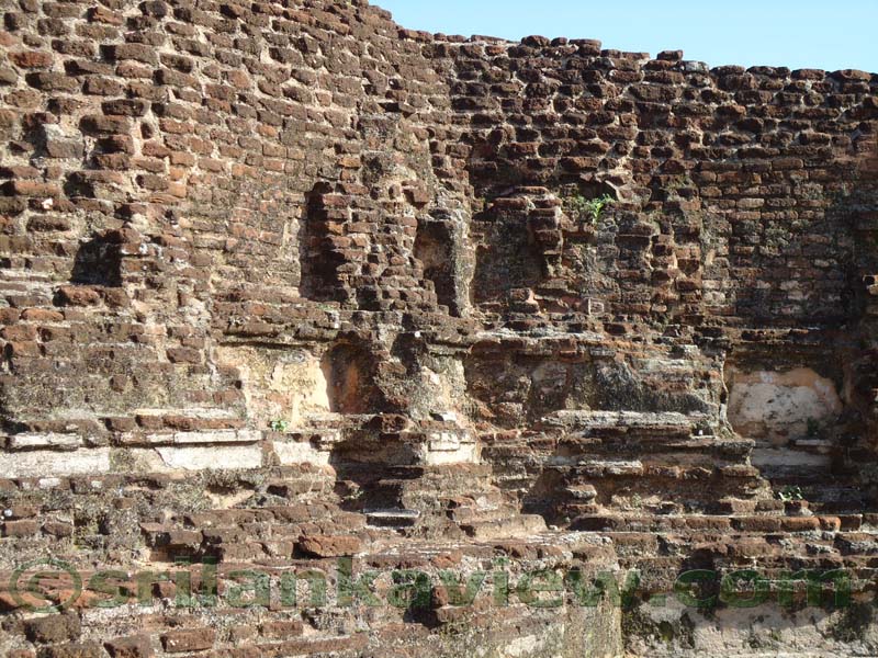 Outer brick wall remains, Pothgul Vehera 