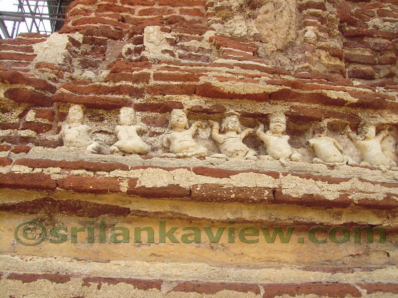 The Ganas or Dwarf figures at outer wall are of the Pallava school of architectural influence.Notice the various postures.
