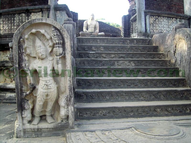 The entrance to the Vatadage is from climbing seven steps and reaching the upper terrace. 