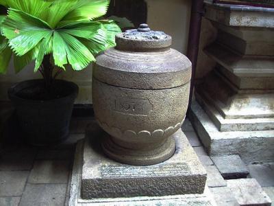 Temple of the Tooth Relic-Pallemale-Stone vessel