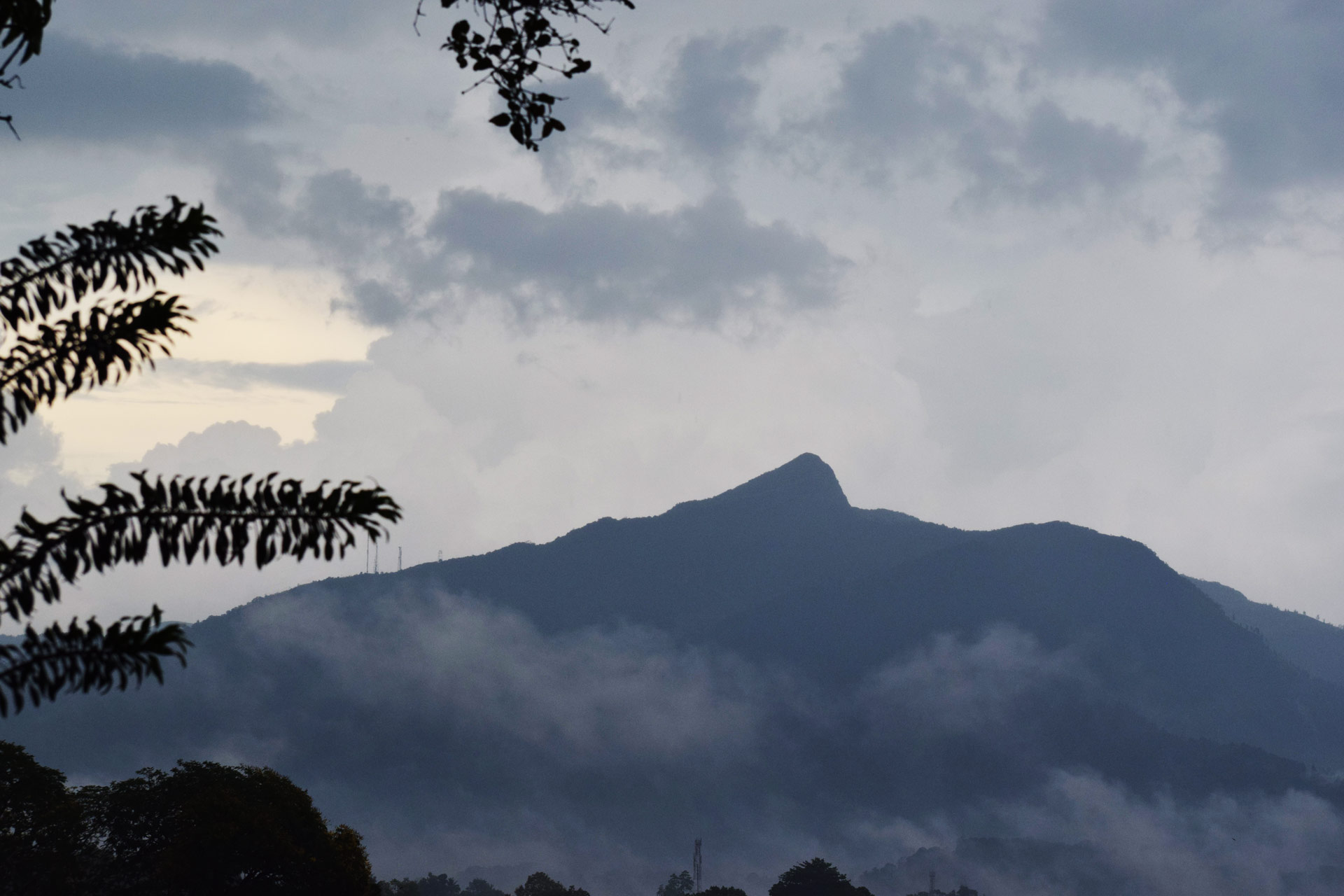 Hunnasgiriya Mountain peak with a height of 4954 feet is 9 kM away